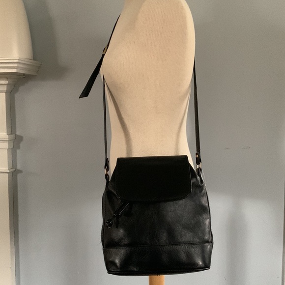 Genuine black leather crossbody-shoulder bag with front flap / backpack styling - Picture 13 of 14